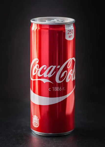Vladivostok Ryssland Mars 2017 Coca Cola Kan Mörk Bakgrund Coca — Stockfoto