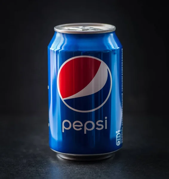 Vladivostok Rússia Março 2017 Pepsi Cola Can Sobre Fundo Escuro — Fotografia de Stock