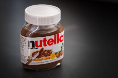 Vladivostok, Rusya - 27 Mart 2016: Nutella kavanozu karanlık bir arka plan üzerinde. Nutella bir İtalyan şekerli fındık çikolata adıdır ve üretim tesisleri Rusya'da şimdiye vardır.