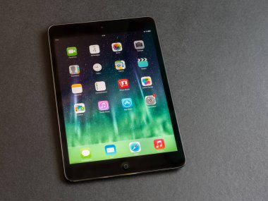 Vladivostok, Rusya - 4 Haziran 2014: Apple ipad mini IOS 7 homescreen, Rus versiyonu görüntüleme. IOS 7 işletim sistemi Apple Inc tarafından tasarlanmış.