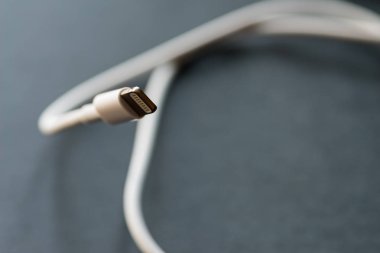 Vladivostok, Rusya - 4 Haziran 2014: Apple yıldırım bağlayıcı koyu arka plan üzerinde. Özel konektör iPhone'lar, ipads veya iPod gibi mobil cihazlar bilgisayarlara bağlanmak için kullanılır.