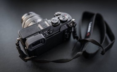 Vladivostok, Rusya - 15 Temmuz 2016: Studio fotoğraf makinesi Panasonic Gx8 karanlık bir arka plan üzerinde bir kadeh. Yeni geliştirilen bir 20 megapiksel sensör kamera özellikleri.