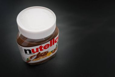 Vladivostok, Rusya - 27 Mart 2016: Nutella kavanozu karanlık bir arka plan üzerinde. Nutella bir İtalyan şekerli fındık çikolata adıdır ve üretim tesisleri Rusya'da şimdiye vardır.