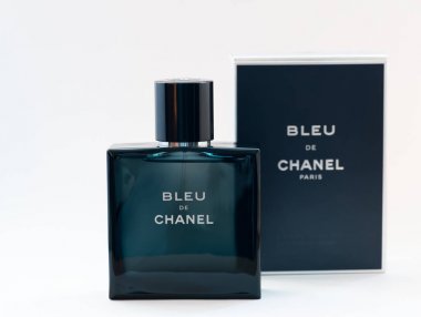 Vladivostok, Rusya - 4 Aralık 2017: Bleu De Chanel parfüm hafif bir arka plan üzerinde bir şişe. Chanel S. A. - Fransız şirketi tarafından moda tasarımcısı Coco Chanel Paris'te Xx yüzyılın başlarında kurulan giyim ve lüks malların üretimi için.