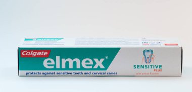 Vladivostok, Rusya - 4 Aralık 2017: Colgate Elmex hassas artı diş macunu. Elmex 1962 yılından bu yana satılan diş macunu bir markasıdır..