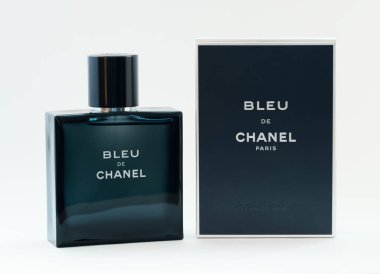 Vladivostok, Rusya - 4 Aralık 2017: Bleu De Chanel parfüm hafif bir arka plan üzerinde bir şişe. Chanel S. A. - Fransız şirketi tarafından moda tasarımcısı Coco Chanel Paris'te Xx yüzyılın başlarında kurulan giyim ve lüks malların üretimi için.