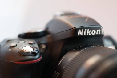 Vladivostok, Rusya - 4 Aralık 2017: Nikon kamera Logo closeup ve Sigma lens. Nikon Optik konusunda uzmanlaşmış ve görüntüleme ürünleri Merkezi Tokyo, Japonya'dadır bir Japon kuruluşudur.