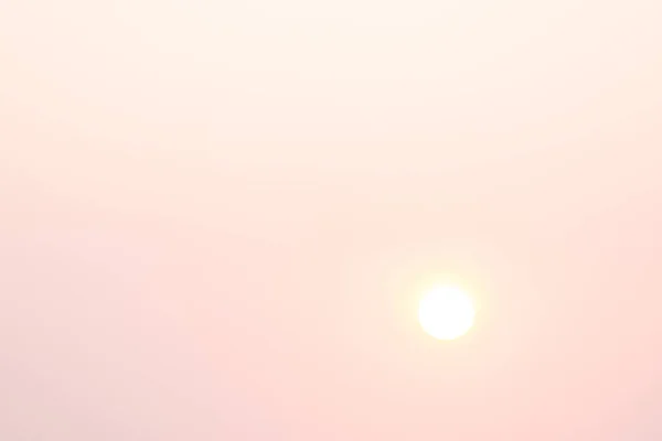 橙色天空以太阳作为自然背景 — 图库照片