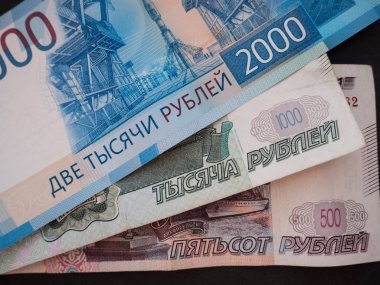 Yeni Rus 2000 ruble, eski 500 ve 1000 ruble. Makro seçici odak ve sığ derinlik-in tarla.