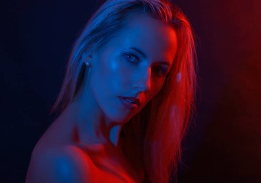 Siyah arkaplan ve açık renkli bir kadının portresi..