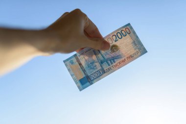 Elinde yeni Rus 2000 ruble.