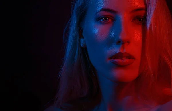 Retrato Uma Mulher Com Luz Colorida Fundo Escuro — Fotografia de Stock