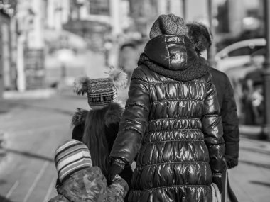 İnsanlar kış arka sokakta.