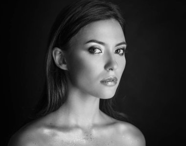 Siyah beyaz portre güzel ve genç birbayan. Seçici yumuşak odak.