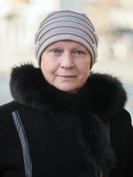 Retrato Una Hermosa Mujer Mediana Edad Aire Libre Enfoque Selectivo — Foto de Stock