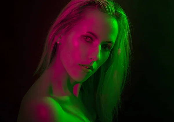 Retrato Uma Mulher Com Luz Colorida Fundo Escuro — Fotografia de Stock