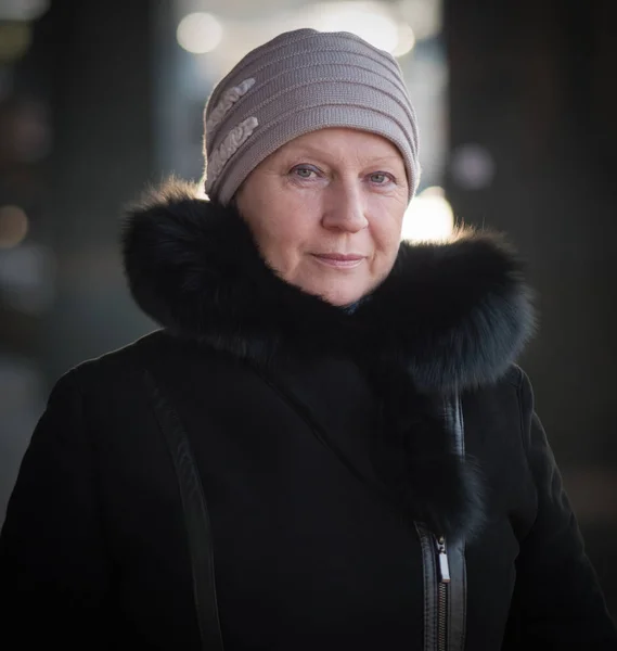Porträt Einer Schönen Frau Mittleren Alters Freien Selektiver Fokus — Stockfoto