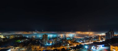 Vladivostok, Rusya - 22 Aralık 2017: Vladivostok cityscape gece görünümü. Sis şehri. Panoramik görünüm.