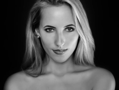 Güzel bir genç kadının siyah beyaz portresi..