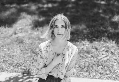 Güzel bir genç kadının siyah beyaz portresi..