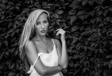 Güzel bir genç kadının siyah beyaz portresi..