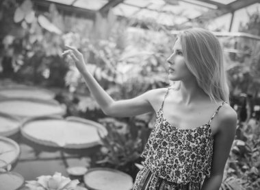 Siyah beyaz portre tropicals bitkiler arasında güzel genç kadın.