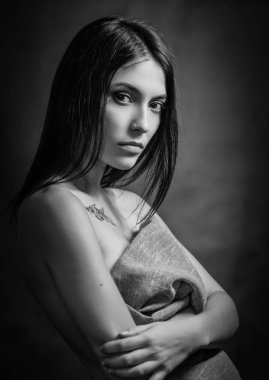 Güzel bir genç kadının siyah beyaz portresi..