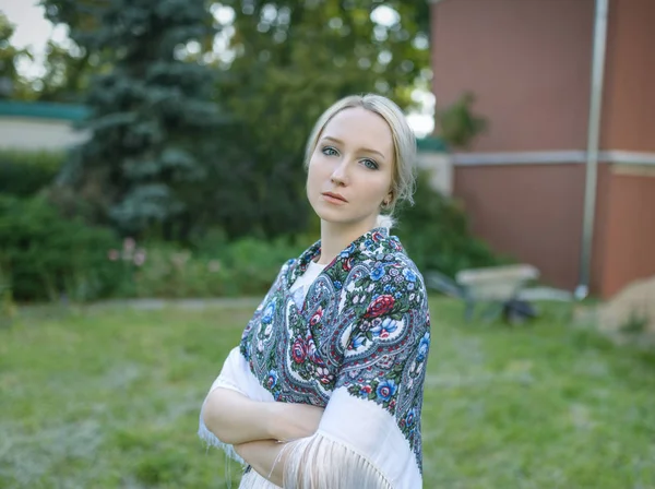 Draußen Porträt Einer Schönen Jungen Frau Park Selektiver Fokus — Stockfoto