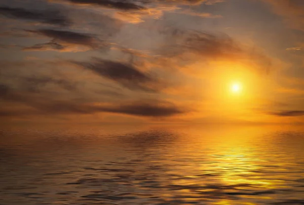 Драматичний Захід Сонця Хмарами Відображеними Воді — стокове фото