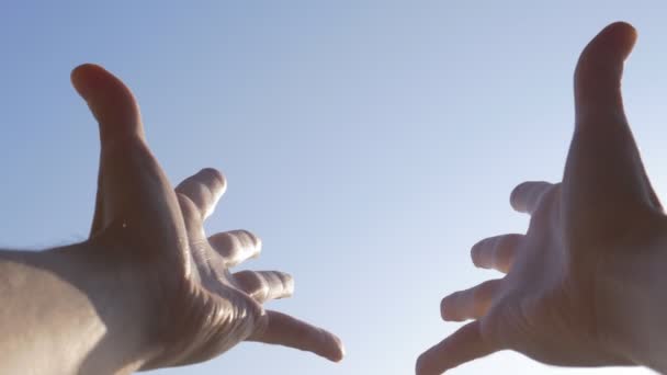 空に向かって手を伸ばす男の手 — ストック動画
