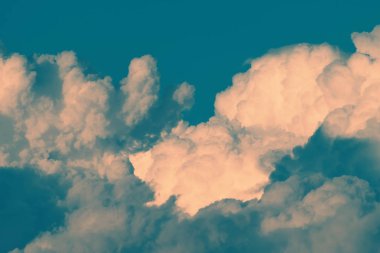 Büyük bir gün batımı bulutlar görünümünü kadar yakın.