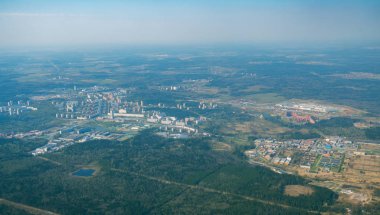 Dünya yüzeyinde uçakta üzerinden görüntüleyin. Banliyösü. Bazı sıcak hava etkisi ile.