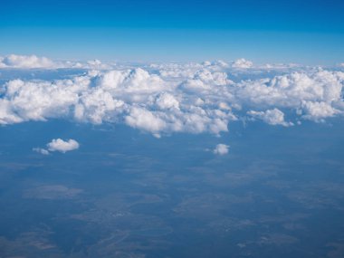 Uçaktan bulutlara bak.
