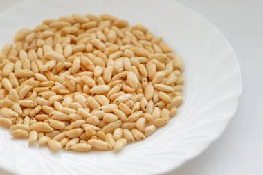 Beyaz arka plan üzerinde beyaz fincan pirinç kabarık.