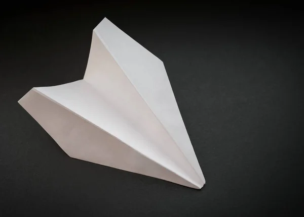 Бумажный Самолет Темном Фоне Селективный Фокус — стоковое фото
