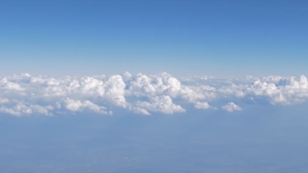 Nézd Repülőgépen Ablak Fehér Felhők Felett Légi Utazás — Stock videók