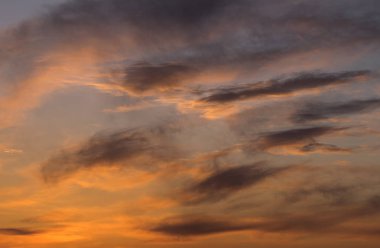 Bulutları ve güneş ışığıyla güzel renkli bir gökyüzü. Renk tonlu.