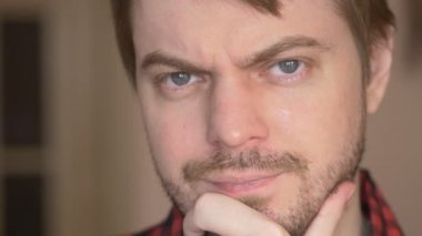 Kamera bakan dalgın genç adam.