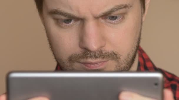 Hombre Joven Usando Pantalla Táctil Tableta Casa — Vídeos de Stock