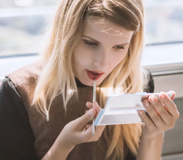 Mujer Joven Mirando Espejo Mientras Aplica Maquillaje Enfoque Suave Selectivo —  Fotos de Stock