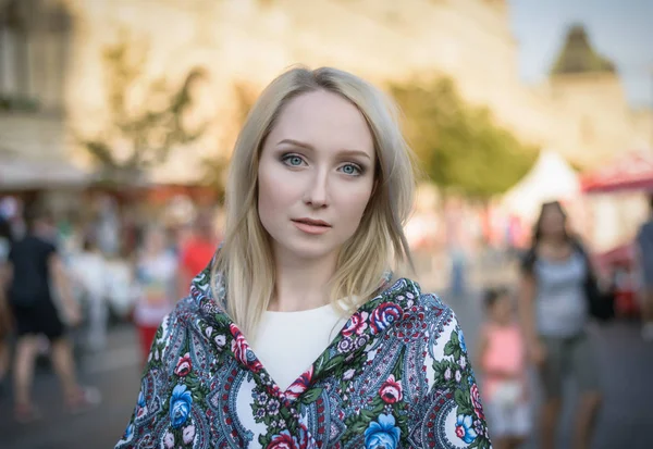 Draußen Porträt Einer Schönen Jungen Frau Auf Der Straße Selektiver — Stockfoto