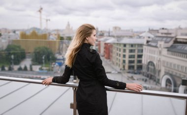 Güzel genç bir kadının açık hava portresi. Seçici odak.