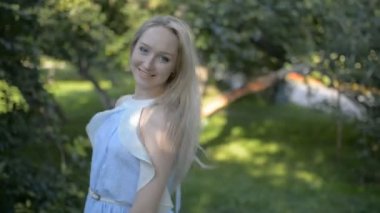 Güzel ve genç birbayan. El sevdin görüntüleri.