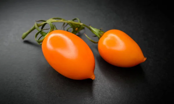 어두운 배경에서 신선한 토마토입니다 필드의 깊이와 선택적 — 스톡 사진
