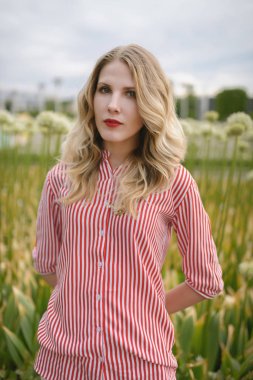 Güzel genç bir kadının açık hava portresi. Seçici odak.