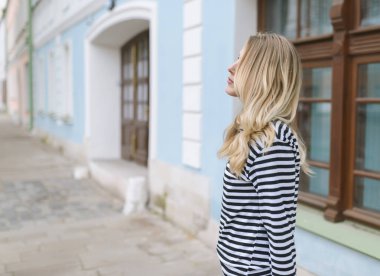 Güzel genç bir kadının açık hava portresi. Seçici odak.