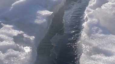 Dondurulmuş deniz büyük boşlukta. Dolly vurdu.