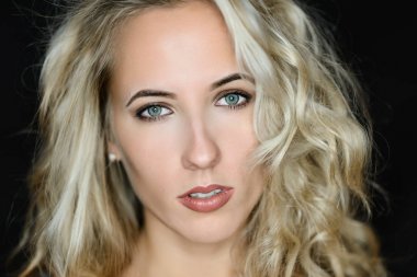 Yeşil gözlü güzel şehvetli kadın portresi. Stüdyo vurdu.