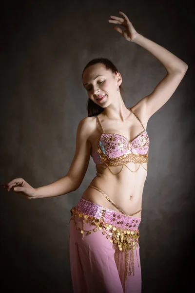 Exotické Břišní Tanečnice Žena Dokonalým Tělem Tmavém Pozadí — Stock fotografie