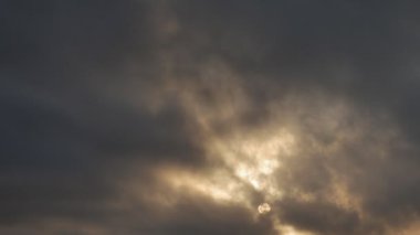 Gökyüzünde hareket eden bulutlar. Doğa arkaplanı.